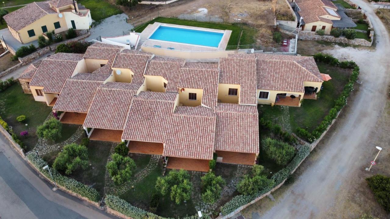 Residence Baia Sant Anna Con Piscina Tanaunella Eksteriør bilde